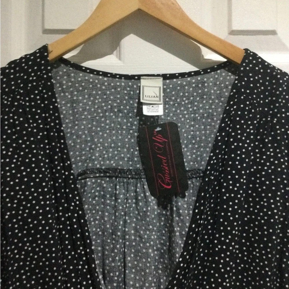 BNWT Lilian 100% Rayon Black and White V-Neck Polka Dot Blouse - Picture 3 of 5